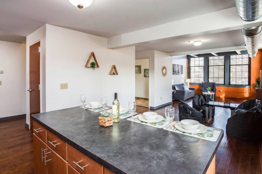 Villa Centric Modern Loft W/ King Beds & Smart Gametable Rochester Exterior foto